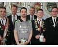 Bild: kro
Beim Schützenverein "Linda" Mähring fand die Königsproklamation statt. Im Bild: (von links) Vorjahreskönig Uwe Dybicki mit der obligaten Knackwurstkette, Gauschützenmeister Manfred Zölch, Schützenkönig Dominik Beer, Bürgermeister Franz Schöner, Jungschützenkönig Florian Beer und Schützenmeister Martin Riedl.