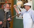 Bild: gf
Mit Fleischerbeil und Jagdgewehr stehen sich Freiherr Enno von Sesewitz (links) und Otto Fleischhauer, der vermeintliche Entführer des edlen Pferdes Mephisto, gegenüber. Aber trotz aller Drohgebärden endet der österliche Weihnachtsschwank unblutig.