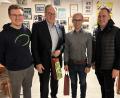 Bild: Cordula Strupf-Daub/exb
Dennis Stangl (links) und Martin Grassmann (rechts) zeichneten Joachim Baranek (Zweiter von links) und Alexander Baranek (Zweiter von rechts) für ihre langjährige Treue aus.