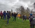 Bild: Wolfgang Jäger/exb
Der OWV Beidl organisierte einen Obstbaumschnittkurs mit Patrick Schön (Mitte). 20 Interessierte nahmen teil.