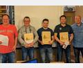 Bild: bra
Mit einem Präsent verabschiedeten 1. Vorsitzender Markus Hiltel (links) und 2. Vorsitzender Marco Specht (rechts) langjährige Vorstandsmitglieder des Skiclubs (von links): Hans-Jürgen Meyer, Lucas Willax und Bernd Hiltel.