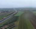 Bild: bey
Die Erweiterung der Freiflächen-Photovoltaikanlage schließt sich am oberen Rand der bestehenden Anlage an und wird auf der hier grünen Fläche errichtet.