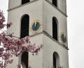 Bild: Petra Hartl
Auf allen vier Turmseiten stehen die Zeiger still – das mechanische Uhrwerk der Christuskirche Sulzbach-Rosenberg hat eine Störung.