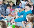 Bild: kwl
Großes Interesse zeigen die kleinen Künstlerinnen und Künstler in den einzelnen Arbeitsgruppen bei der Bastel- und Malaktion der Musikschule. Das Kreativteam der Musikschule leitet die kleinen Schützlinge fachkundig an.