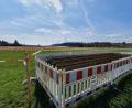 Bild: Hösamer
Zwischen den Schwandorfer Stadtteilen Krondorf und Richt (im Hintergrund) sind die Flächen ausgesteckt, auf denen die Maste für den neuen Ostbayernring errichtet werden. Die Bewehrungen (im Vordergrund) für das Fundament liegen bereit.