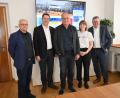 Bild: Thomas Graml, Stadt Amberg/exb
SAM, den Chatbot der Stadt Amberg, stellten (von links) Josef Singer (Leiter der Stabsstelle Zentrale Dienste), Martin Schafbauer (Leiter Einwohneramt), Markus Willecke (IT-Abteilung), Marie Hartz (viind GmbH), Oberbürgermeister Michael Cerny, vor. Im Hintergrund auf dem Bildschirm ist SAM zu sehen.