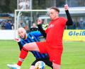 Bild: Thomas Schrems
Der ASV Waldsassen (rechts Christian Blay) besiegte die Sportfreunde Kondrau (links Spielertrainer Jakub Ryba) mit 3:0.