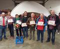 Bild: gz
Fanclub-Vorsitzender Markus Kleber (von links) gratulierte Marktmeister Fabian Wild, bester Kartendame Hildegard Schmidbauer, dem Trostpreisgewinner Roland Schaffhauser (dahinter), dem Dritten Michael Wittmann, dem Erstplatzierten Kurt Bauer, dem Zweiten Roland Rauch und dem Vierten Stefan Kellner zu ihren Preisen. Gleichzeitig dankte er Thomas Bösl (hinten, rechts) vom Tannenhof für die zur Verfügung gestellte Halle.