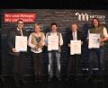 Bild: mia
In einer feierlichen Veranstaltung überreichte Landesinnungsmeister Konrad Ammon (2.v.re.) gemeinsam mit Staatsminister Dr. Florian Herrmann (li.) sowie Kabarettist Roland Hefter (re.) Pokal und Urkunden an Manuela und Martin Weidner.