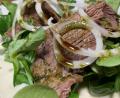 Bild: Michael Schiffer
Angerichtet werden die marinierten Rindfleischstreifen auf Feldsalat und einem Buttermilchspiegel. Drüber kommt ein Dressing mit Kürbiskernöl. Wer mag, kann noch Zwiebelringe darauf geben.