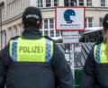Symbolbild: Markus Scholz/dpa/
Polizisten patrouillieren in einer Stadt, um die Maskenpflicht zu kontrollieren.