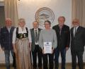 Bild: pop
Gauschützenmeister Heinrich Fraunholz, Doris-Koller-Dockert und Ludwig Mayer (von links) sowie die OSB-Ehrenmitglieder Josef Donhauser und Norbert Schmidt (von rechts) gratulierten Eveylin Pittroff (Mitte) zur verliehenen Gauehrennadel in Gold.