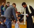 Bild: mez
Kaplan Justin Kishimbe nahm sich die Zeit und segnete jedes Kind bei der rundum gelungenen Osterandacht beim Kleinkinder-Gottesdienst im Pfarrsaal einzeln.
