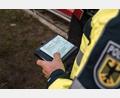 Symbolbild: Bundespolizei
Ein Bundespolizist kontrolliert ein Ausweisdokument.