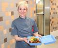 Bild: M. Ehras/exb
Annette Uebler zeigt das neue Mehrweggeschirr, das in der Cafeteria des St.-Anna-Krankenhauses seit April zum Einsatz kommt.