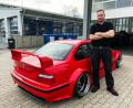 Bild: Leon Karwath
Christian Klein vor seinem BMW. Das Auto baut er derzeit um, ein V12-Biturbo-Motor mit rund 1500 PS soll darin seinen Platz finden.