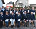 Bild: hcz
Schießwart Bernhard Kellner (vorne rechts) zeichnet die besten Schützinnen und Schützen starken 7er-Kameradschaft aus.