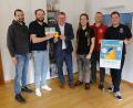 Bild: usc
Vorstandsmitglieder von Round Table 69 Amberg haben Oberbürgermeister Michael Cerny die Schirmherrn-Rennente mit der Startnummer 1 überreicht (von links): Manuel Werthner, Präsident Thomas Andraschko, Michael Cerny, Julian Ellmaier, Michael Golinski und Stefan Fuchs.