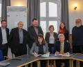 Bild: Wiesel/OTH Amberg-Weiden/exb
Gabriele Sehorz, Präsidentin des Bunds der Selbstständigen Bayern, und OTH-Präsident Professor Dr. Clemens Bulitta (vorne von links) unterzeichneten die Kooperationsvereinbarung.