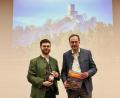 Bild: CSU-Ortsverband Oberviechtach/exb
CSU-Ortsvorsitzender Tobias Ehrenfried bedankt sich bei Simon Süß für den kurzweiligen Vortrag mit einer Oberviechtacher Spezialität.