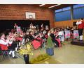 Bild: bö
Mehrere Hundert Gäste verfolgen den musikalischen Osterspaziergang der Blaskapelle St. Ägidius.
