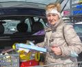Bild: Gabi Schönberger
Auf dem Parkplatz fühlt sich Gerti Ahne auch ohne Mund-Nase-Schutz sicher. Im Laden trägt sie eine OP-Maske.