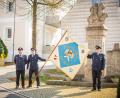 Bild: Hans Walter/exb
Vorsitzender Michael Pühl, Schriftführer Rainer Wagner und Dritter Vorsitzender Martin Bär (von links) mit der restaurierten Fahne vor dem Kriegerdenkmal auf dem Dorfplatz in Kastl.