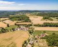 Bild: Martin Janz/exb
Zwischen Littenhof und Schleißdorf wird ein neuer Funkmast gebaut. Das Luftbild zeigt Littenhof im Vordergrund sowie Schleißdorf und Ellersdorf im Hintergrund. Der Mast wird im Waldgebiet im Bild oben rechts errichtet.