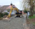 Bild: le
Die Arbeiten laufen auf Hochtouren: Die Geh- und Fahrwege auf dem Friedhof in Floß werden zurzeit erneuert.