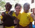 Bild: Wolfgang Sausner/exb
Anja Hofmann aus Erbendorf mit ihren Patenkindern Marvel und Pili in Tiwi in Kenia.