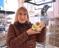 Bild: ubb
Andrea Bäuml ist die Hüterin über Millionen von Knöpfen. Wie viele es genau im Bärnauer Knopfmuseum sind, kann keiner mehr zählen. Die Museumsleiterin schätzt, dass es locker einige Millionen sein werden.