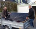Bild: Dr. Stephan Buntenbach/exb
Alexander Keil (links) und Norbert Mitlmeier vom SPD-Ortsverein Ursensollen helfen beim Verladen der PV-Module.