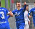 Bild: Büttner, Gerhard
Niklas Lang (Mitte) freut sich über sein 1:0 für die SpVgg SV Weiden. Am Ende hieß es 1:1.