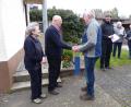 Bild: sl
Vorsitzender Josef Varnhold (rechts) gratuliert im Namen des MGV Leuchtenberg dem aktiven Sänger Herbert Braun im Beisein von Ehefrau Anni.