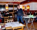 Bild: ds
Stefan Vomasta (stehend) erläutert den Ablauf bei der Registrierung der Helferinnen und Helfer im Saal des Gasthauses Goldene Krone.