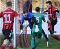 Bild: Büttner
Keeper Eric Schlesinger und Benedikt Sichert (Zweiter und Dritter von links) vom FC Weiden-Ost retteten im Nachholspiel gegen Spielertrainer Benjamin Urban(rechts) vom SC Luhe-Wildenau.