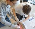 Bild: OTH Amberg-Weiden
Auf dem Programm des ScienceCamps stand unter anderem das Sezieren von Schweineherzen.