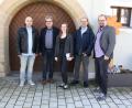 Bild: bjp
Die Flüchtlingsberater Shakhob Akramov (Erster von links) und Christoph Hößl (Erster von rechts) mit Daniel Bronold (Zweiter von rechts), Geschäftsführer der Caritas Weiden-Neustadt, wurden von Pressaths Bürgermeister Bernhard Stangl (Zweiter von links) und Lisa Weigert, Referentin für Stadtmarketing (Mitte), begrüßt.