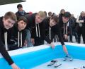 Bild: Hirsch
Johannes Zimmermann, Tobias Wittmann, Bastian Schmid, Johannes Hausmann und Nicolas Rauch (von links) freuten sich über eine gelungene Projektwoche im Camp und ließen die gebauten Katamarane ins Wasser gleiten.