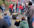 Bild: bsc
Das an Weide- oder Haselnussästen aufgespießte Stockbrot, teils von den Kindern über dem Feuer selbst gebacken, schmeckte beim Familien-Osterfest des Quartiersprojekts Steinwaldnetz besonders gut.
