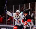 Bild: Werner Moller
Völlig losgelöst: Neal Samanski bejubelt seinen so wichtigen Treffer zum 4:2 für die Blue Devils beim vierten Halbfinal-Spiel in Halle.