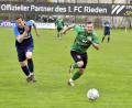 Bild: Hubert Ziegler
Der zweifache Torschütze Maximilian Nimsch (rechts) vom FC Rieden spurtet in dieser Szene Bernd Morgentum (links) vom FC Viehhausen an der Strafraumgrenze auf und davon.