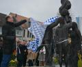 Bild: jr
Heimatminister Albert Füracker (links) durfte auch die letzte der insgesamt fünf Zoiglskulpturen enthüllen.