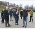 Bild: pi
Bundestagsvizepräsidentin Katrin-Göring-Eckardt (vorne, Mitte) und MdL Jürgen Mistol (vorne, links) lassen sich von Professor Jörg Skriebeleit (vorne, rechts) und Dr. Christa Schikorra (hinten, links) über die Arbeit in der KZ-Gedenkstätte informieren.
