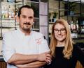 Bild: Kerstin Haack/exb
Die Inhaber Michael Laus und Christine Heß sind stolz, zum neunten Mal in Folge einen Michelin-Stern erhalten zu haben.