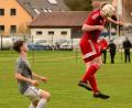 Bild: ham
Das Bild täuscht: Die Pfreimder, wie hier Dennis Lobinger (rechts), agierten gegen den TSV Waldkirchen keineswegs kopflos. Am Ende siegten sie mit 4:0.