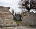 Bild: szl
Die Mauer beim Friedhof in Bärnau muss saniert werden. Besonders debattierte der Stadtrat über den westlichen Teilbereich entlang der Wiesenstraße. Links zu sehen ist bereits ein Probestück vom Wiederaufbau, rechts die alte Mauer.