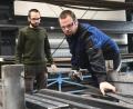Bild: Gabi Schönberger
Der ehemalige HPZ-Beschäftigte Andy Rentsch beim Entgraten vom Metallstangen. Sein Chef Maximilian Blau schaut zu.