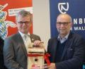 Bild: wel
Peter Scheitinger (links) trug Bürgermeister Martin Birner die Ehrenschirmherrnschaft an.