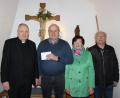 Bild: heb
Beim Fastenessen der KAB kamen 1000 Euro zusammen, die an Misereor gespendet werden sollen. Kassier Gerhard Bauer und die beiden Vorsitzenden Rita Kraus und Thomas Pinzer überreichten Stadtpfarrer Georg Flierl die Spende (von rechts).